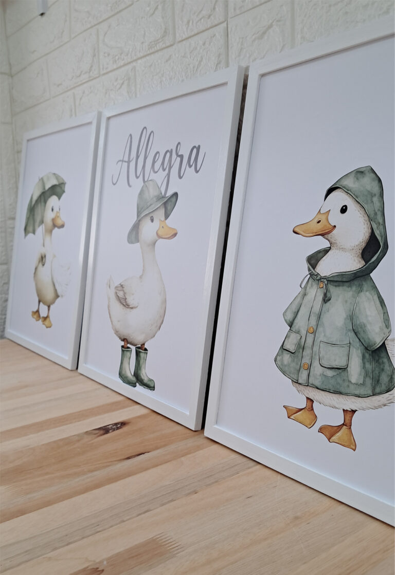 Set de patitos con el nombre Allegra en marcos blancos