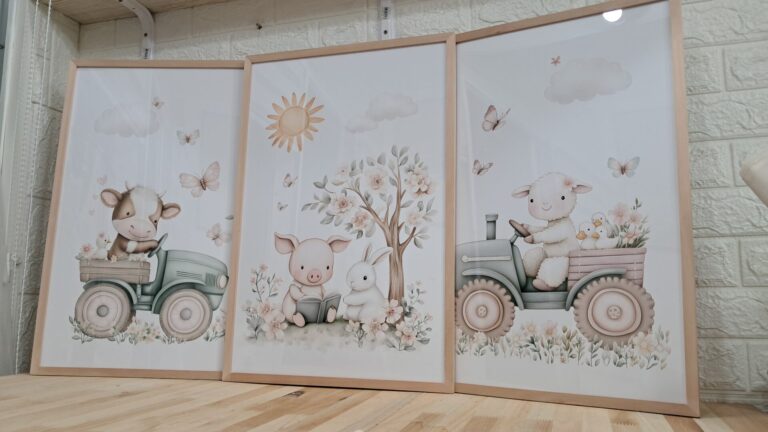 Set de animales de granja paseando en tractor