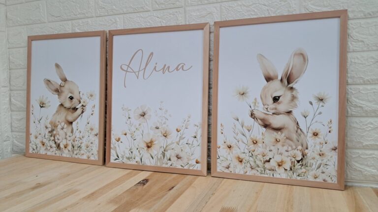 Set de conejitos entre flores con el nombre Alina