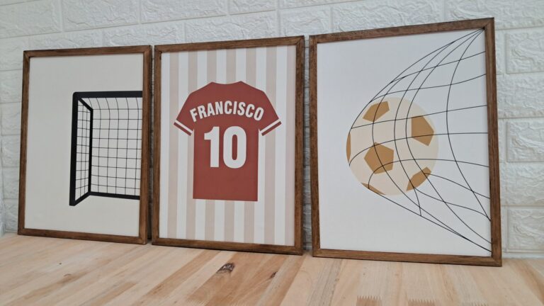 Set de fútbol con la camiseta de Francisco en marcos nogal
