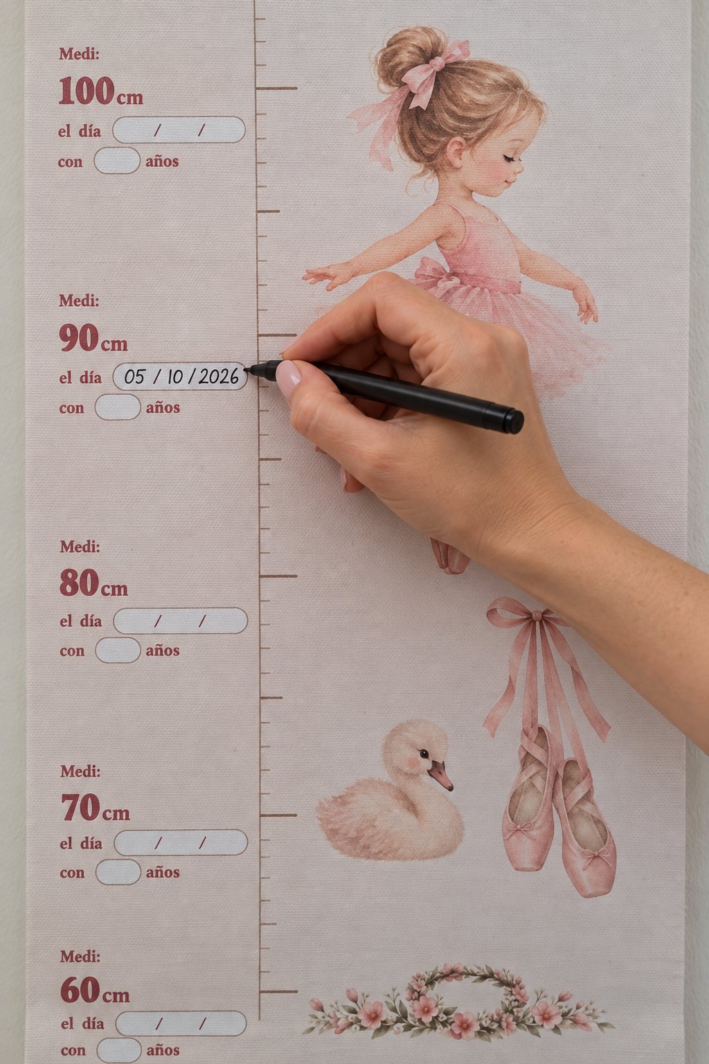 Una mamá anota la fecha en el medidor de altura, al lado de la marca de 90 cm