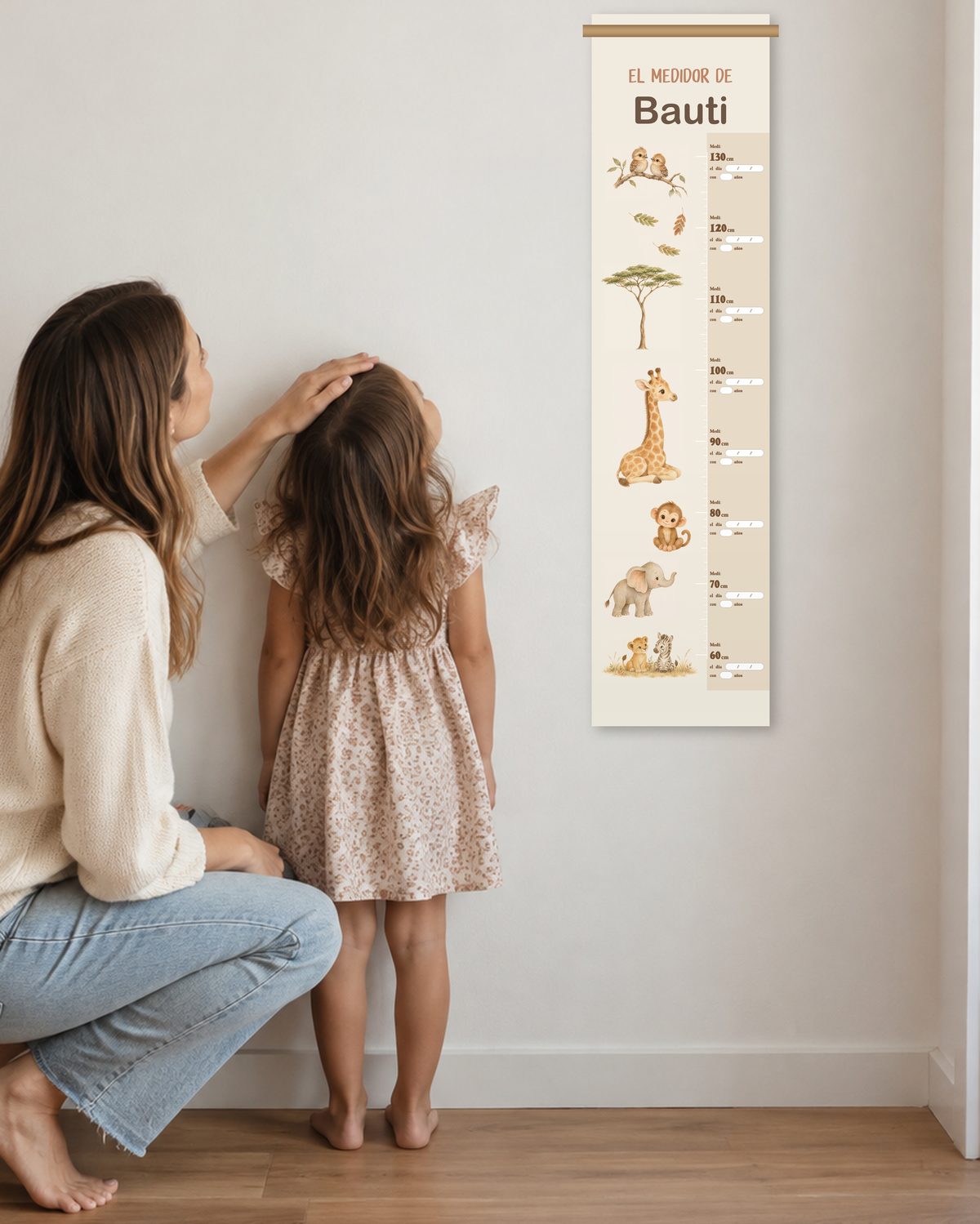 Medidor de altura Indokids colgado en un dormitorio infantil, diseño Safari