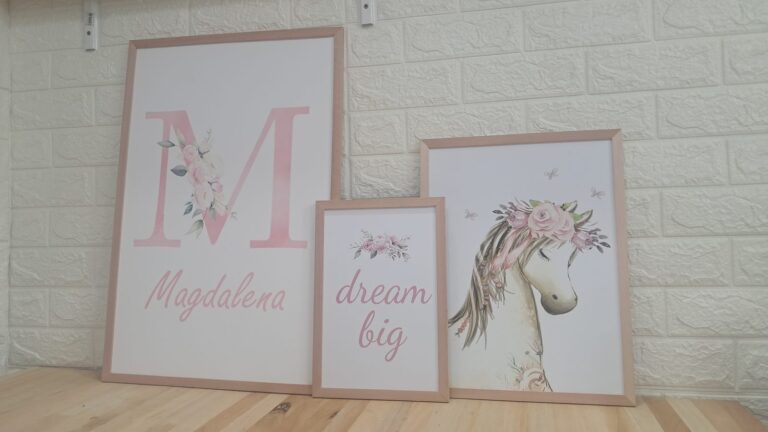 Inicial M rosa con nombre, lámina Dream big y unicornio con flores. Trabajo realizado por Indokids, agosto de 2026.