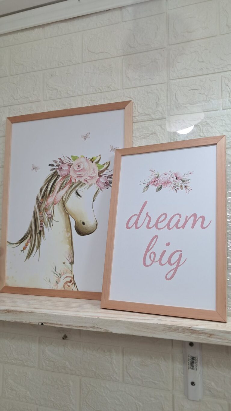 Unicornio con corona de flores y lámina Dream big. Trabajo realizado por Indokids, agosto de 2026.