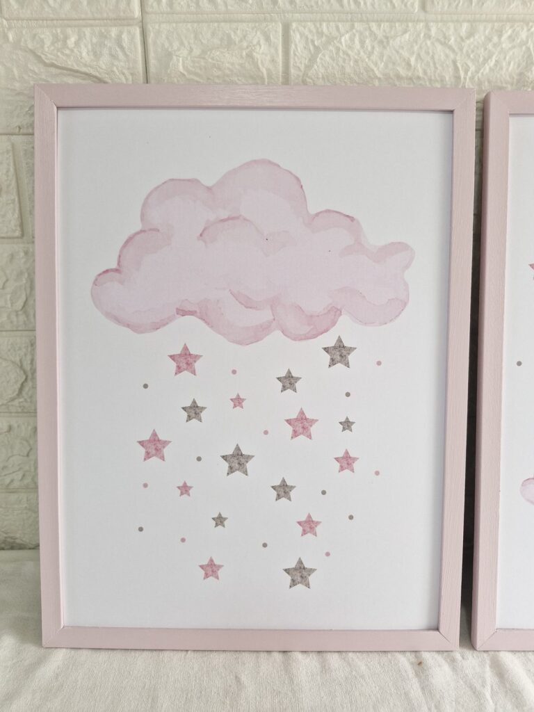 Nube rosa con estrellas en marco rosa. Trabajo realizado por Indokids, agosto de 2026.