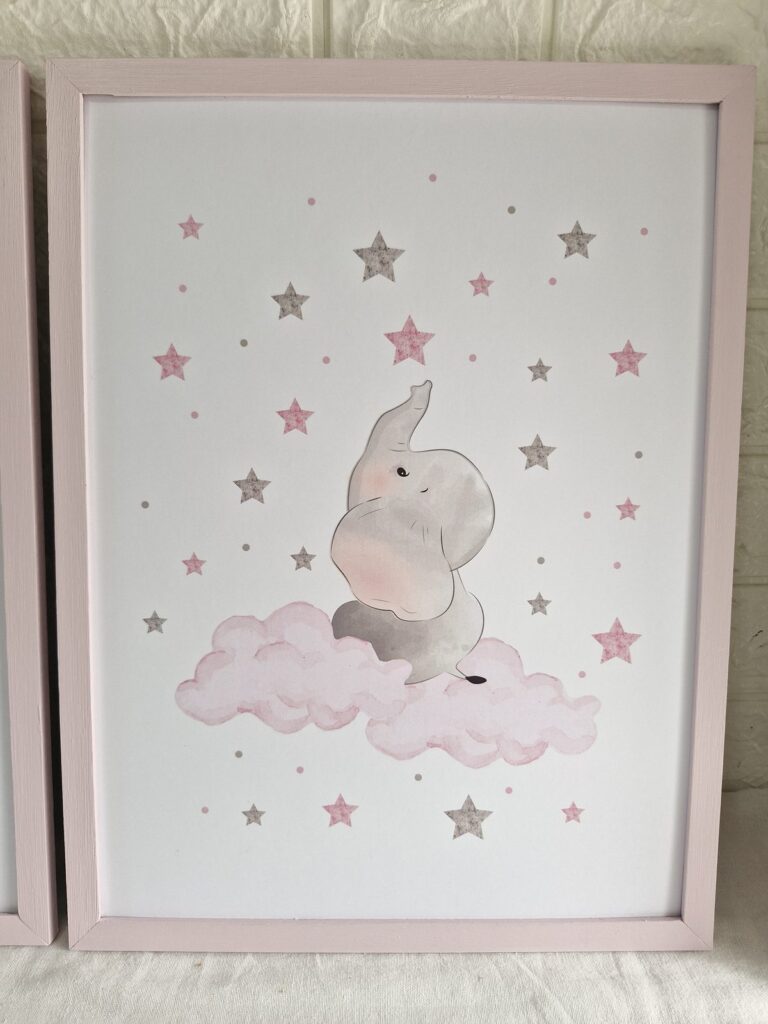 Elefantito sobre una nube rosa con estrellas. Trabajo realizado por Indokids, agosto de 2026.