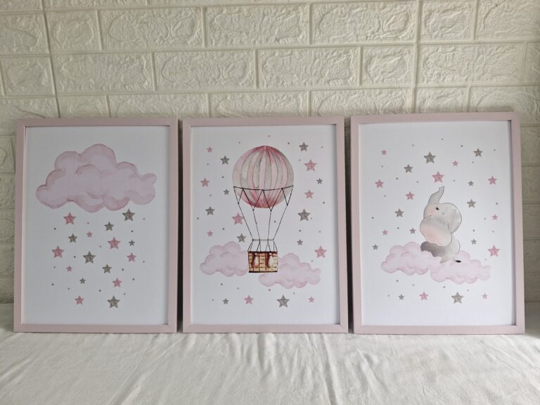Trío rosa: nube con estrellas, globo aerostático y elefantito. Trabajo realizado por Indokids, agosto de 2026.