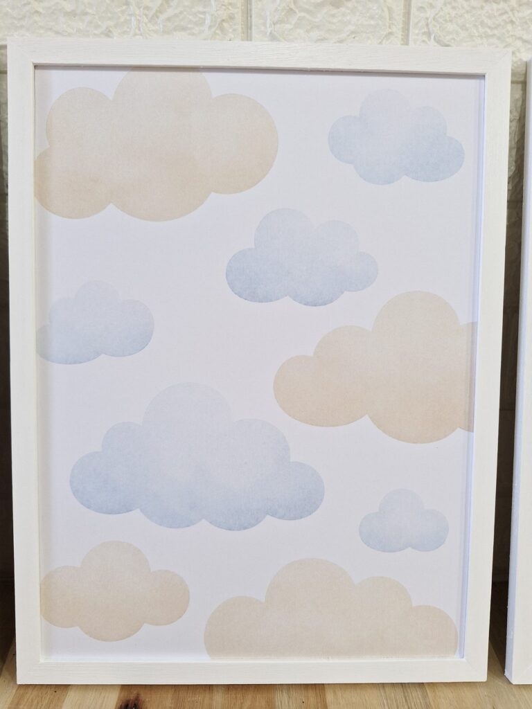 Nubes celestes y beige, en marco blanco. Trabajo realizado por Indokids, agosto de 2026.