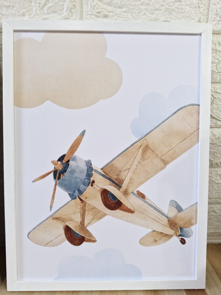 Avión de hélice entre nubes, en marco blanco. Trabajo realizado por Indokids, agosto de 2026.