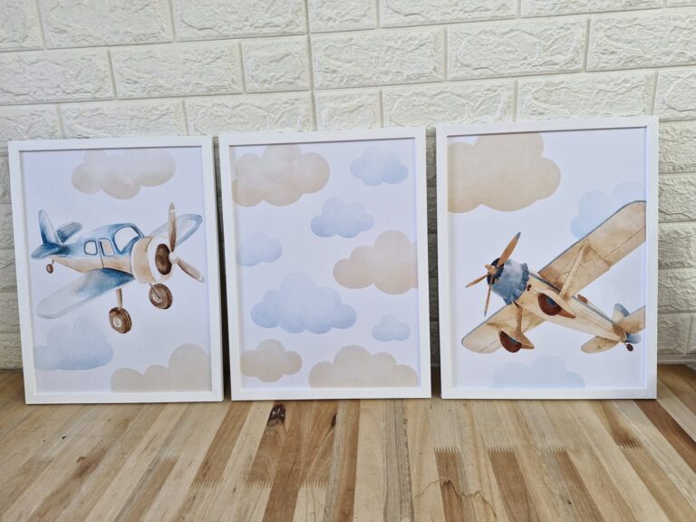 Trío de aviones y nubes en marcos blancos. Trabajo realizado por Indokids, agosto de 2026.