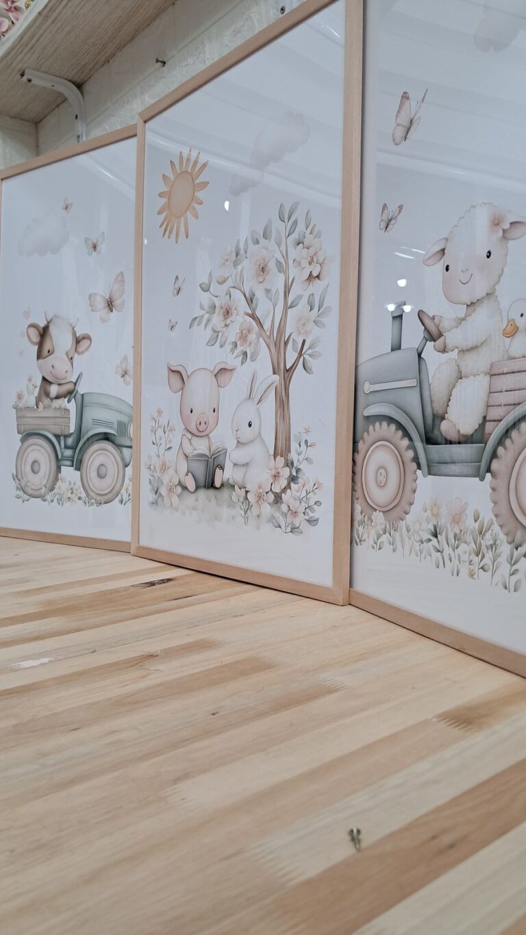 Trío de granja con tractores y árbol. Trabajo realizado por Indokids, agosto de 2026.