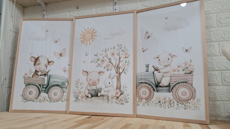 Trío de granja: tractores y árbol con animalitos. Trabajo realizado por Indokids, agosto de 2026.