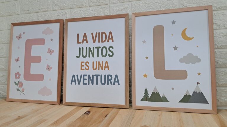 Inicial E, frase La vida juntos es una aventura e inicial L. Trabajo realizado por Indokids, agosto de 2026.