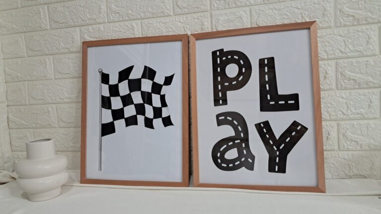 Bandera de carreras y lámina Play en blanco y negro. Trabajo realizado por Indokids, julio de 2026.