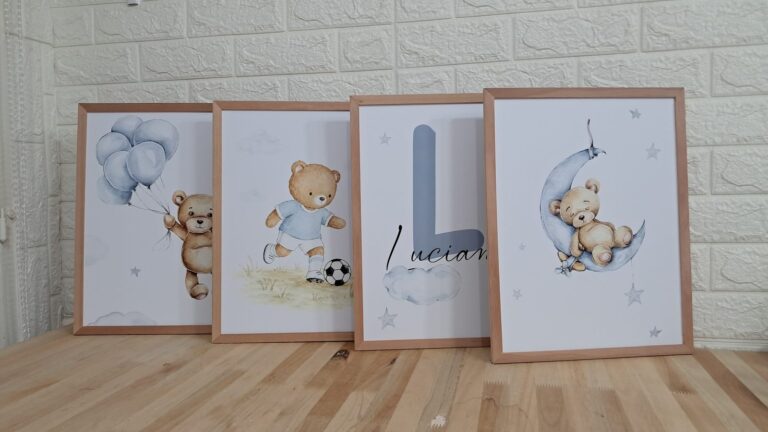 Cuatro cuadros celestes: elefante, osito, inicial L con nombre y osito. Trabajo realizado por Indokids, julio de 2026.