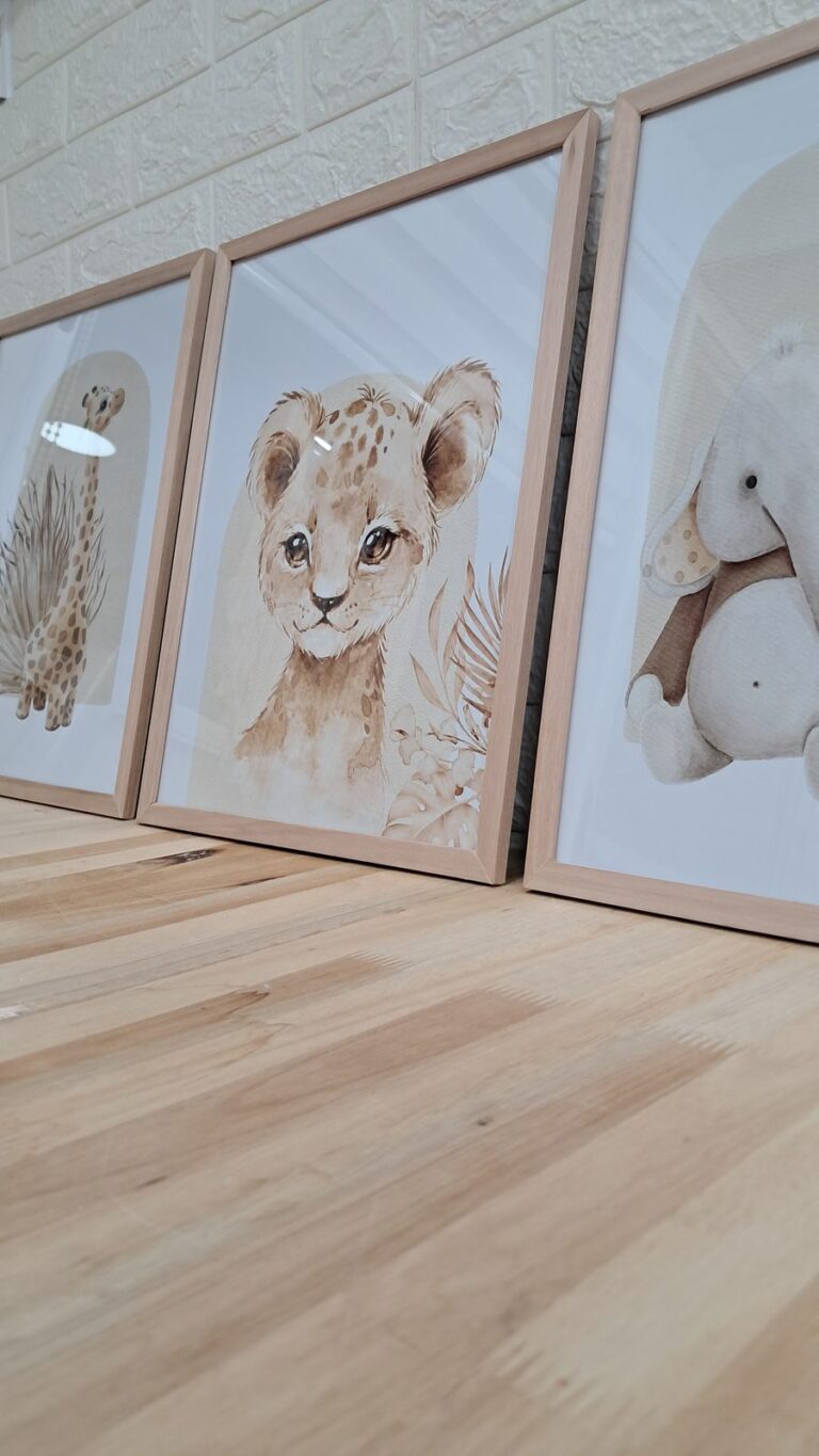 Leoncito y elefante en tonos suaves. Trabajo realizado por Indokids, julio de 2026.