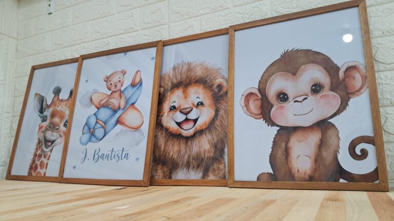 Cuatro cuadros safari: jirafa, osito aviador, león y monito. Trabajo realizado por Indokids, junio de 2026.