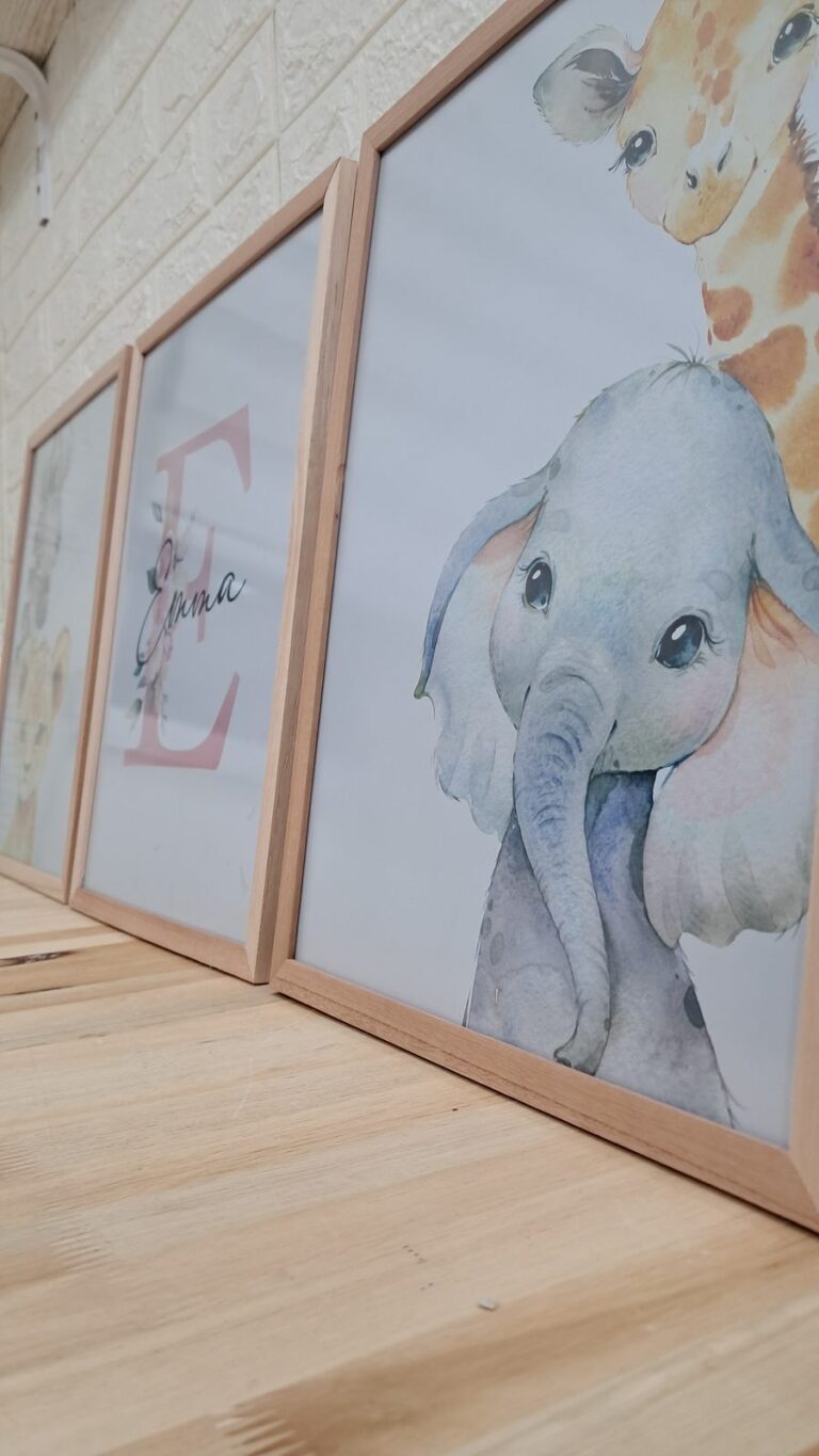 Elefante bebé e inicial con nombre. Trabajo realizado por Indokids, junio de 2026.