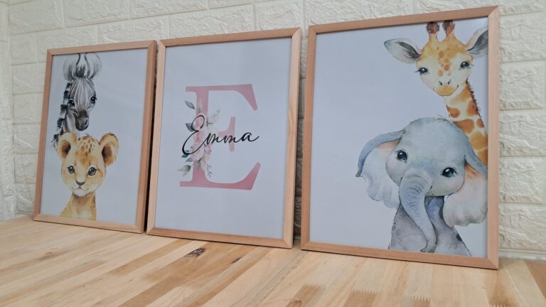 Trío safari: cebra y león, inicial E con nombre, elefante y jirafa. Trabajo realizado por Indokids, junio de 2026.