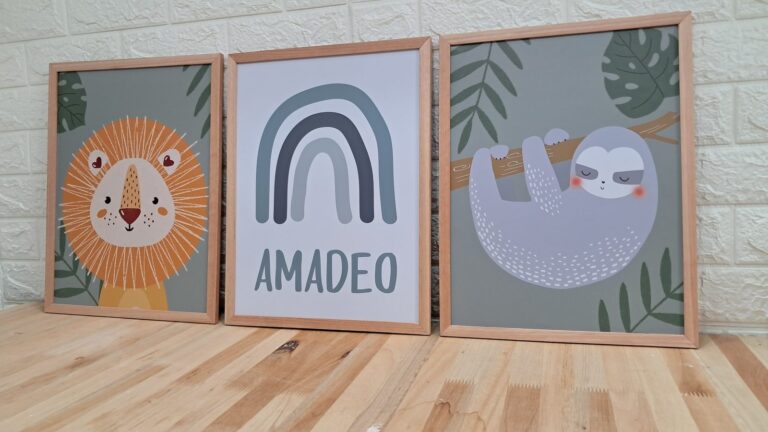 Trío boho: león, arcoíris con nombre y perezoso. Trabajo realizado por Indokids, junio de 2026.