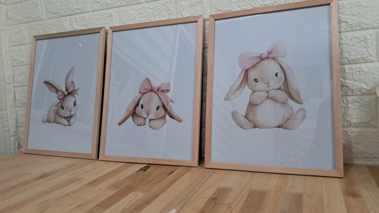 Trío de conejitas con moño rosa. Trabajo realizado por Indokids, mayo de 2026.