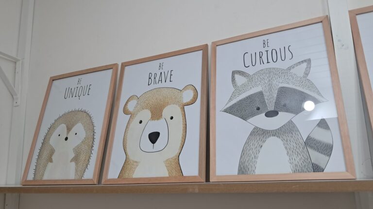 Animalitos con frases: pingüino, oso y mapache. Trabajo realizado por Indokids, marzo de 2026.