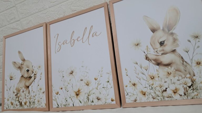 Trío de conejitos con nombre entre flores. Trabajo realizado por Indokids, marzo de 2026.