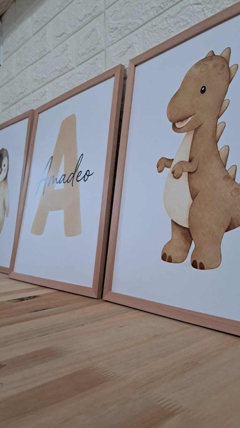 Inicial A con nombre y dinosaurio. Trabajo realizado por Indokids, marzo de 2026.